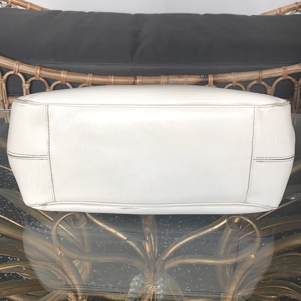 - Louis Vuitton White Epi Leather Passy GM Bag - Picture 6 of 12